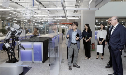 La foto, proporcionada por Naver Cloud, muestra al presidente del Banco Interamericano de Desarrollo (BID), Ilan Goldfajn (dcha.), observando un robot, el 12 de septiembre de 2023, durante su visita al edificio "Naver 1784" de la misma compañía surcoreana. (Prohibida su reventa y archivo)