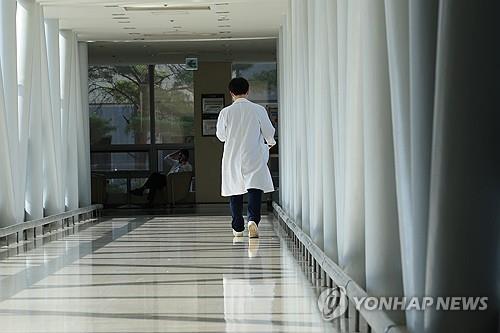 Un doctor camina, el 19 de junio de 2024, por dentro de un hospital importante de Seúl.