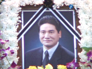 "진정한 '수영 영웅' 조오련 영면하소서"
해남 장례식장 빈소 추모 분위기 고조
두 아들 영정 앞서 오열..주위 숙연
(해남=연합뉴스) 조근영 형민우 기자 = "술도 끊고 몸도 좋아지셨다며 즐거워하셨는데..어찌 된 것인지 모르겠습니다."
4일 심장마비로 타계한 `아시아의 물개' 조오련씨의 빈소가 마련된 해남 국제장례식장은 무거운 슬픔에 젖었다.
아버지의 소식을 듣고 서울에서 내려온 큰아들 성웅(29)씨와 둘째 아들 성모(26)씨는 오후 늦게 빈소에 도착해 아버지의 영정 앞에서 목 놓아 울었다.
특히 아버지의 뒤를 이어 국가대표 수영선수로 활동했던 성모씨는 슬픔을 이기지 못해 영정 앞에서 한동안 무릎을 꿇고 오열해 주위를 숙연하게 했다.
아버지를 잃은 두 아들은 입관실에 보관된 아버지의 시신을 차례로 확인하고 나서 믿기지 않는 듯 망연자실한 표정으로 한숨만 내쉬었다.
정신을 차리고 아버지의 영정에 분향한 뒤 큰절을 올렸지만, 가슴 깊게 맺힌 '한'을 씻을 수 없다는 표정이 역력했다.
빈소에는 고인의 친척과 친구, 후배 등 50여명이 머물며 장례절차를 의논했고, 아들들이 도착해 오열하자 눈시울을 붉히기도 했다.
조씨의 누나 광주(64)씨는 "결혼한 뒤 둘이 서로 잘 살아 항상 좋게만 보였는데 어떻게 된 일인지 모르겠다"며 "무슨 일이 있었는지 모르겠다"고 한탄했다.
친구 김용철씨는 "내년 8월로 예정된 2차 대한해협 횡단을 의욕적으로 준비했었는데 이렇게 가버려 안타까울 따름"이라며 "친구들과 빈소를 지키며 고인의 마지막 가는 길을 함께 하겠다"고 말했다.
빈소에는 이명박 대통령과 한승수 국무총리, 김형오 국회의장, 유인촌 문화체육관광부 장관, 국가대표 수영선수 박태환을 비롯해 각계 인사와 단체가 보낸 조화가 줄을 이어 도착해 추모 분위기가 고조되고 있다.
한편 조씨의 부인 이모씨가 이날 오후 남편이 복용하던 수면제와 우울증 치료제를 대량 복용, 음독자살을 시도해 주위를 안타깝게 했다.
아들 성모씨는 "경찰에서 아버지 시신을 부검할 계획이라지만 부검은 안 했으면 좋겠다"며 "장례절차도 3일장보다는 5일장으로 했으면 좋겠다"고 말했다.
chogy@yna.co.kr
minu21@yna.co.kr