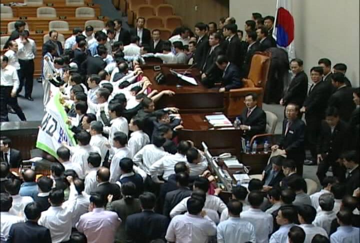 4대강에 발목잡힌 예산, 3년연속 강행처리
<앵커>
올해도 여야는 4대강 사업에 발목이 잡혀 나라의 살림살이를 좌우하는 예산안을 강행처리하는 구태를 반복했습니다.
몸싸움과 고성, 폭력이 어김없이 재연되면서 18대 국회는 3년 연속 모두 예산안을 강행처리하는 오명을 안았습니다. 먼저 전수일 기자의 보돕니다.
<기자>
`4대강 예산 여야대치와 예산안 부실심사 여당의 강행처리와 야당의 점거농성' 18대 국회 들어 3년 연속 되풀이된 예산안 처리 수순입니다.
특히 올해 예산안 처리방식은 지난해의 재판이었습니다.
한나라당은 예결위 회의장이 아닌 의원총회 장소에서 예결위를 열어 예산안을 단독처리한 뒤 본회의 강행처리 수순을 밟았습니다.
예산부수법안도 직권상정을 거쳐 본회의에서 일괄처리됐습니다.
이에 민주당은 회의장 점거와 농성으로 맞섰고, 양당 의원과 보좌진은 국회 곳곳에서 폭행과 욕설, 국회집기 파손 등의 구태를 되풀이했습니다.
해마다 300조원 안팎의 예산안을 실질적으로 심사하는 예결위의 파행도 연례 행사화 됐습니다.
올해 예결위 계수조정소위는 지난 2일 시작됐지만 증액심사는 하지도 못하고 닷새 동안 감액심사만 하다 지난 7일 종료됐습니다.
이 과정에서 여야는 오점으로 남을 여러 진기록을 세웠습니다.
한나라당은 올해 예결위에서 3분만에 예산안을 단독처리했고, 2008년과 지난해에도 예결위의 예산안 의결은 불과 7분과 3분 밖에 소요되지 않았습니다.
3년 연속 10분 이내에 예산안 단독처리를 속전속결로 끝낸 것입니다.
게다가 여야의 정치력 부재로 국회는 올해까지 8년 연속 법정 시한을 넘겨 예산안을 처리하는 오점도 남기게 됐습니다.
이 때문에 한나라당은 올해는 정기국회 회기 내 예산안 처리를 공언했고, 그 목표를 달성했습니다. 정기국회 회기 내 처리는 2002년 이후 처음입니다.
하지만 이 기록은 여야 합의처리가 아니라 한나라당 강행처리로 달성된 것이어서 그 의미가 퇴색됐습니다.
아울러 계수소위가 파행되면서 3년 연속 정부와 한나라당이 협의해 만든 수정예산안이 통과된 것도 문제라는 지적입니다.
예산안 처리를 둘러싼 여야 간 충돌이 되풀이 되면서 국회는 올해도 어김없이 아수라장이 됐습니다. 이로써 18대 국회는 세 번 모두 예산안을 강행처리하는 불명예를 안았습니다.연합뉴스 전수일입니다.
<촬영: 김성수,김동화,이상정, 편집:김경미>