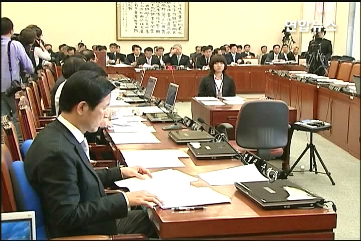 정무위, 저축은행 사태 감독부실 질타
<앵커> 여야는 오늘 국회 정무위원회 회의를 열고 저축은행 부실사태에 대한 금융당국의 감독소홀을 한목소리로 질타했습니다.
김석동 금융위원장은 함량 미달인 저축은행 대주주를 퇴출시키겠다고 밝혔습니다.
국회 취재기자 연결합니다. 김종환 기자. 오늘 정무위 회의에서 어떤 내용들이 오갔습니까.
<기자> 오늘 정무위 전체회의에서는 저축은행 부실사태에서 드러난 금융당국의 감시소홀 문제가 도마 위에 올랐습니다.
여야 의원들은 금융당국의 감독체계를 바꿔야 한다며 혁신을 주문했습니다.
여야 의원들은 또 저축은행 부실사태에 대한 국정조사를 주문하기도 했습니다.
그러나 여야간에 사태 원인을 둘러싼 전.현 정부 책임공방이 재연되는 등 여야의 방점은 확연히 달랐습니다.
민주당은 이명박 대통령 측근인 은진수 전 감사원 감사위원의 저축은행 로비사건 연루 의혹을 들어 정권 차원의 비리로 몰고 갔습니다.
민주당 박선숙 의원은 은 전 감사위원 문제는 개인 차원을 넘어선 정권 차원의 문제라며 여권 핵심인 은 전 감사위원의 비리에 대해 낱낱이 규명해야 한다고 주장했습니다.
또 김황식 총리가 감사원장 시절 저축은행 감사와 관련해 압력을 받았다고 언급한 인사들의 실체도 밝혀내기 위해 국정조사가 반드시 이뤄져야 한다고 강조했습니다.
반면 한나라당은 부산저축은행 2대 주주인 박형선 해동건설 회장이 참여정부 출신 인사들에게 줄을 댔다는 의혹에 초점을 맞추며 반격했습니다.
한나라당 이성헌 의원은 검찰은 은 전 감사위원 문제 뿐 아니라 일부 저축은행이 지난 정권 시절 비약적으로 성장하면서 권력과 유착관계에 있었는지도 밝혀내야 한다고 주장했습니다.
한편 오늘 정무위 회의에 출석한 김석동 금융위원장은 함량 미달인 저축은행 대주주를 가차없이 퇴출시키겠다고 공언했습니다.
김 위원장은 이를 위해 올해 하반기부터 주기적인 적격성 심사를 엄격하게 운영하겠다고 밝혔습니다.
김 위원장은 또 저축은행 임직원 이외에 대주주와 불법행위 관계자에 대해서 금감원이 직접 검사와 조사하는 제도를 도입하겠다고 말했습니다.
여기에 불법행위 대주주에 대한 과징금 부과 규정을 새로 만들고 형사처벌 수준을 최대 5년에서 10년으로 상향 조정하는 등 행정·사법적 제재 수준을 대폭 강화하겠다고 밝혔습니다.
이는 이번 저축은행 부실사태의 1차적 책임이 대주주의 비리와 불법행위에 있다고 보고 이들에 대한 `정화' 작업을 벌이겠다는 뜻으로 풀이됩니다.
지금까지 국회에서 연합뉴스 김종환입니다.