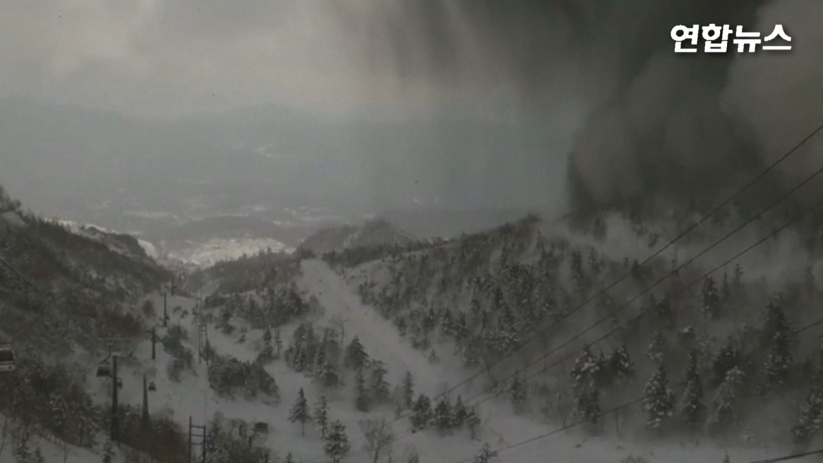 [현장영상] 스키장 위로 돌덩이들 떨어져…日 군마서 화산 분화