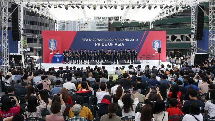 U-20 대표팀 금의환향…환호 속 서울광장서 환영식
