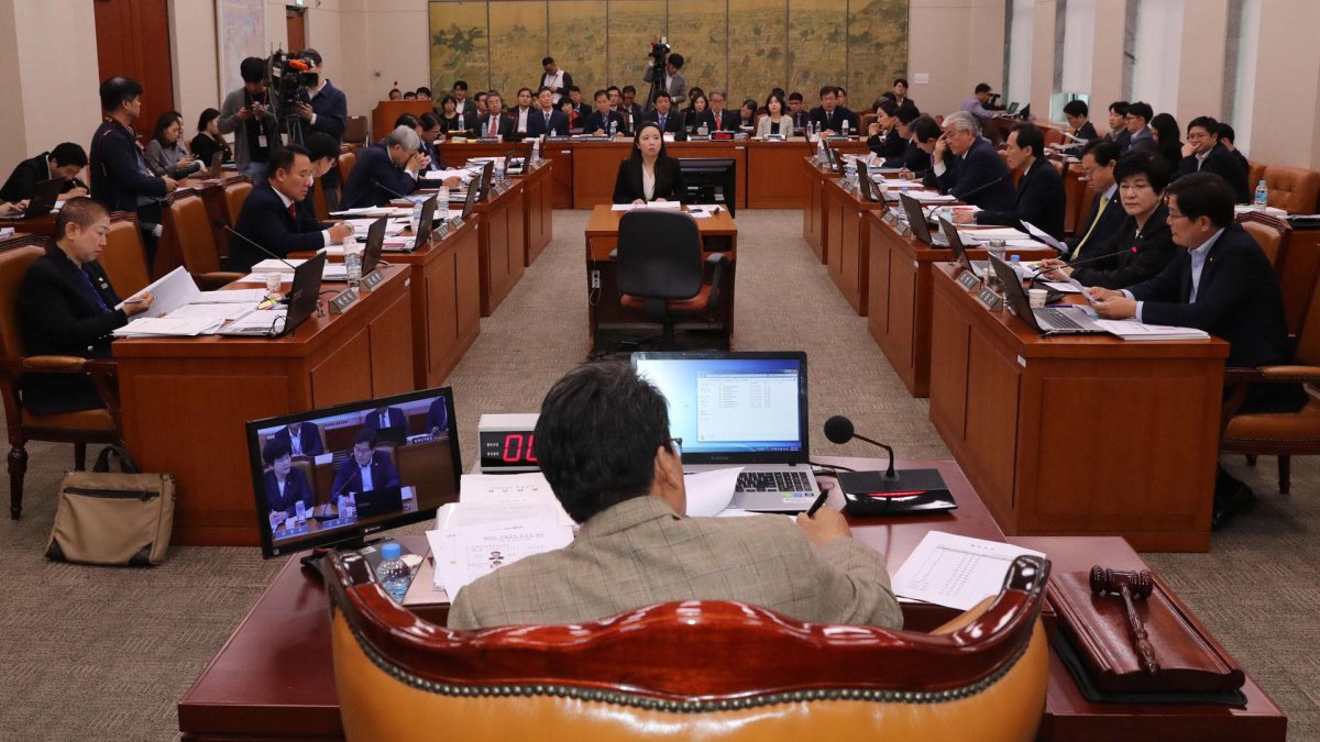 與, 사법개혁법 처리 압박…野, 영장기각 비판