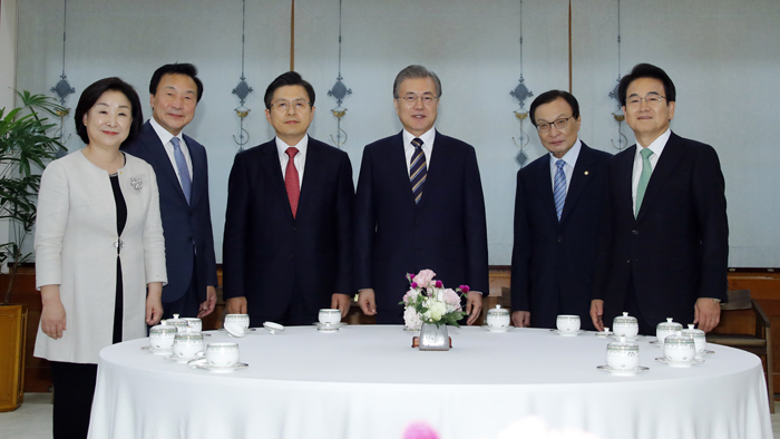 문 대통령, 잠시 후 5당 대표와 만찬…靑 "대전환의 시기"