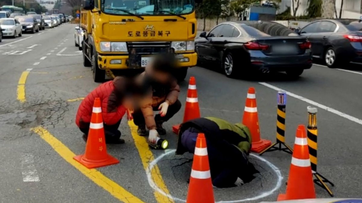 부산 만덕대로서 대형 싱크홀…교통 통제