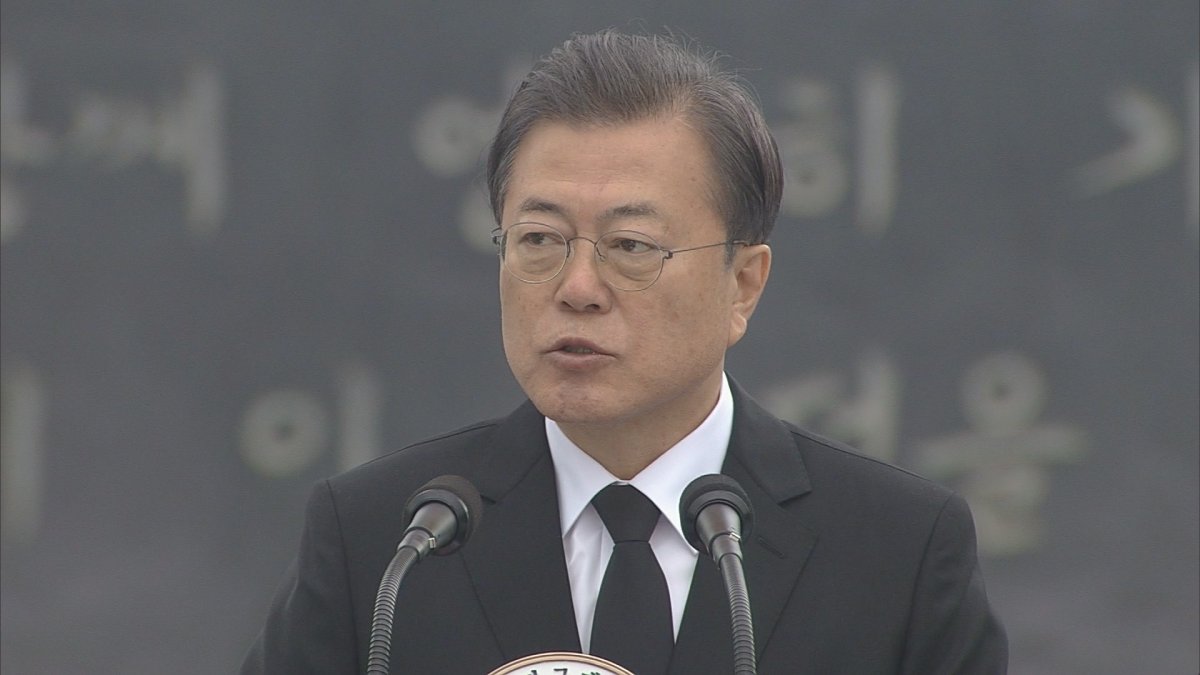 문 대통령 "서해수호 영웅의 희생은 애국심의 상징"