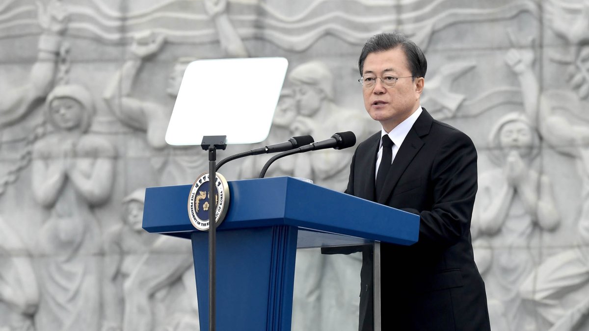 문대통령 "서해수호 영웅들 희생은 애국심의 상징"