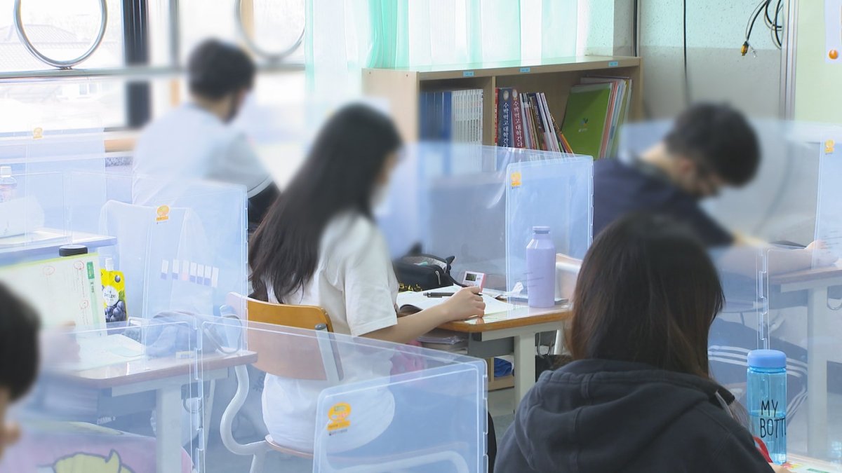 "올해 수능 난이도 낮춰야"…유불리 논란 불가피
