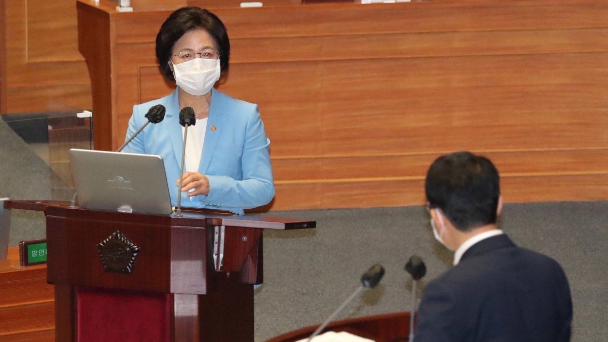 대정부질문 마지막까지 추미애 공방…추경 심사도 진통