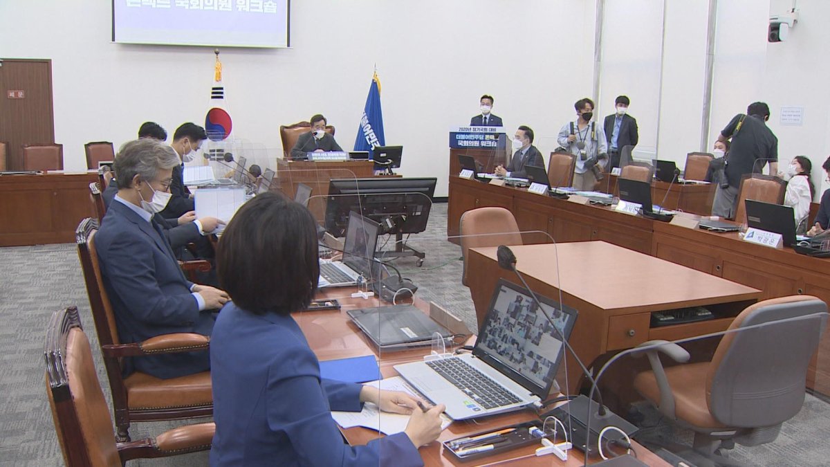 "전광훈 키즈" vs "친일뿌리"…秋 장외설전 가열