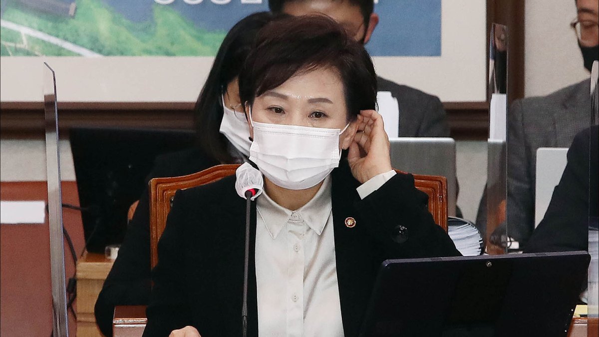 "실수 있었다" 몸낮춘 김현미…여야, 부동산 공방