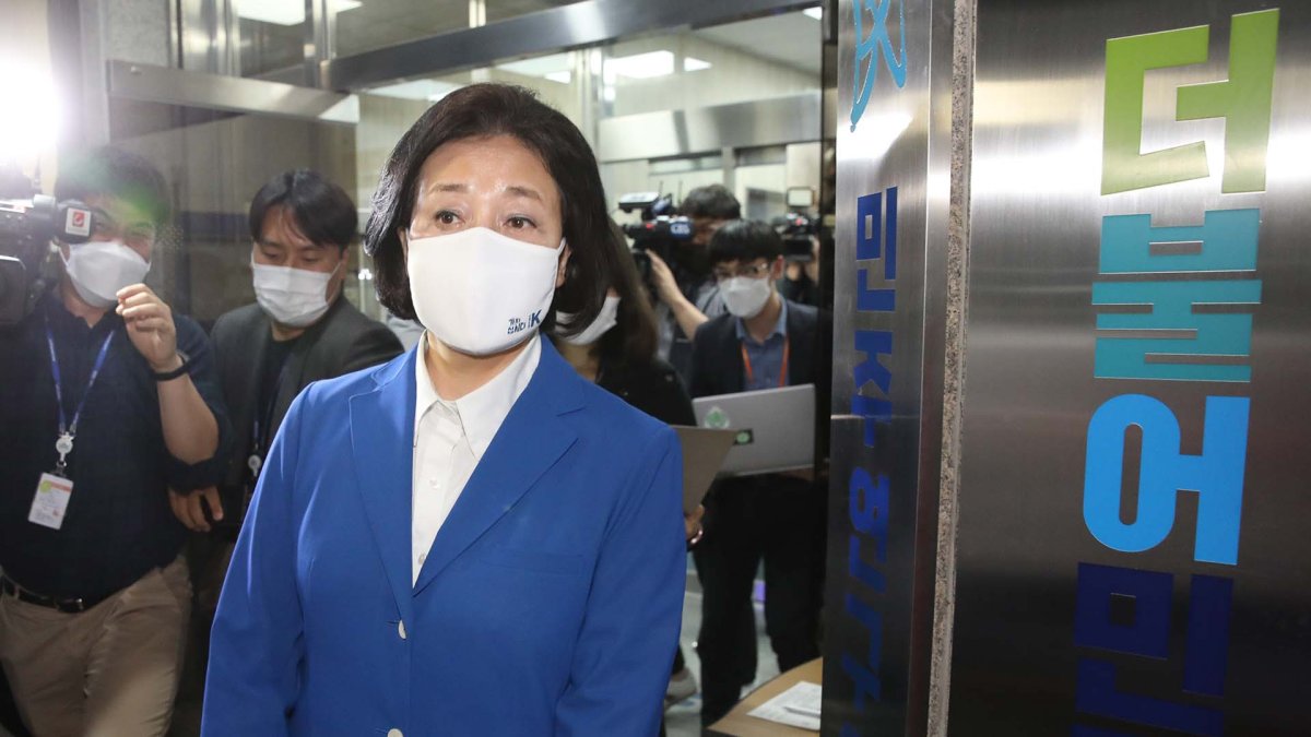 박영선 "울어선 안돼…내년 대선 광화문에서 만나자"