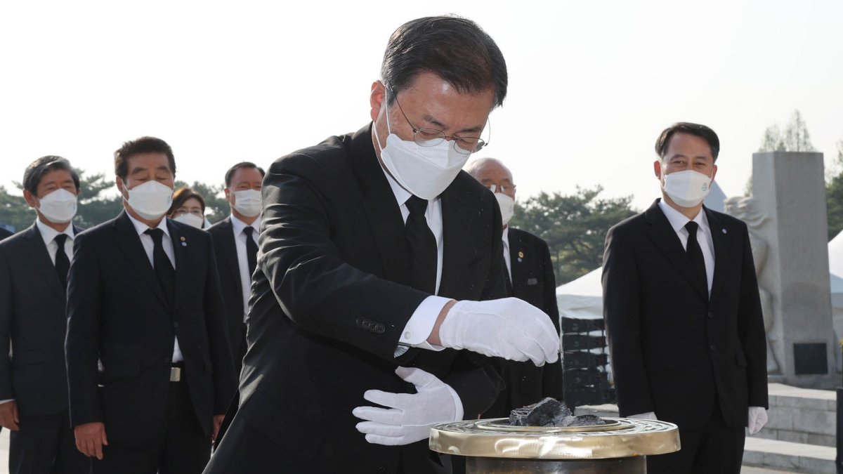 Moon urge el movimiento hacia una democracia 'más madura' en Corea del Sur en el aniversario histórico