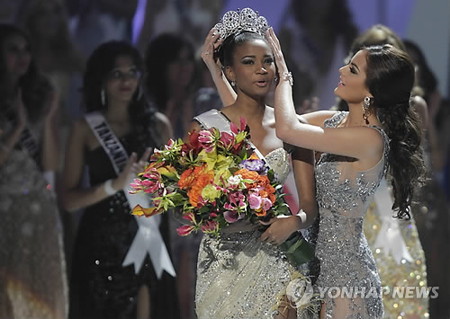 2011 미스 유니버스 선발대회에서 1위를 차지한 뒤 왕관을 쓰고 있는 앙골라의 레이라 로페스(AP=연합뉴스)