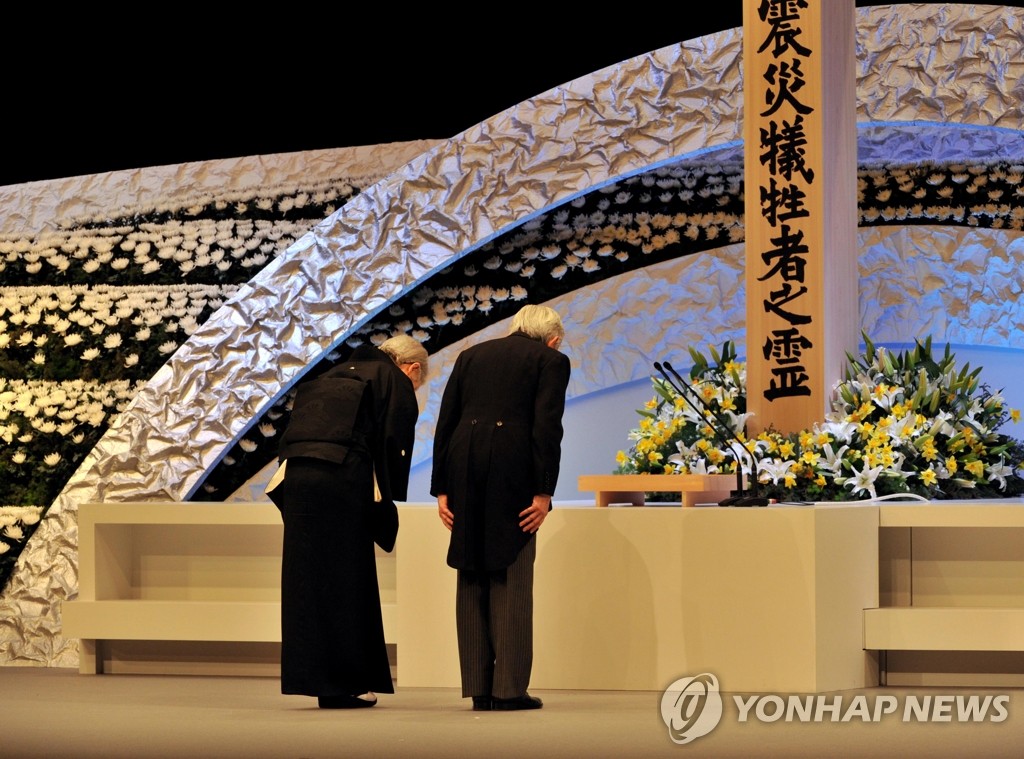 대지진 1년 정부 추도식에 참석한 일왕 부부(AP=연합뉴스)