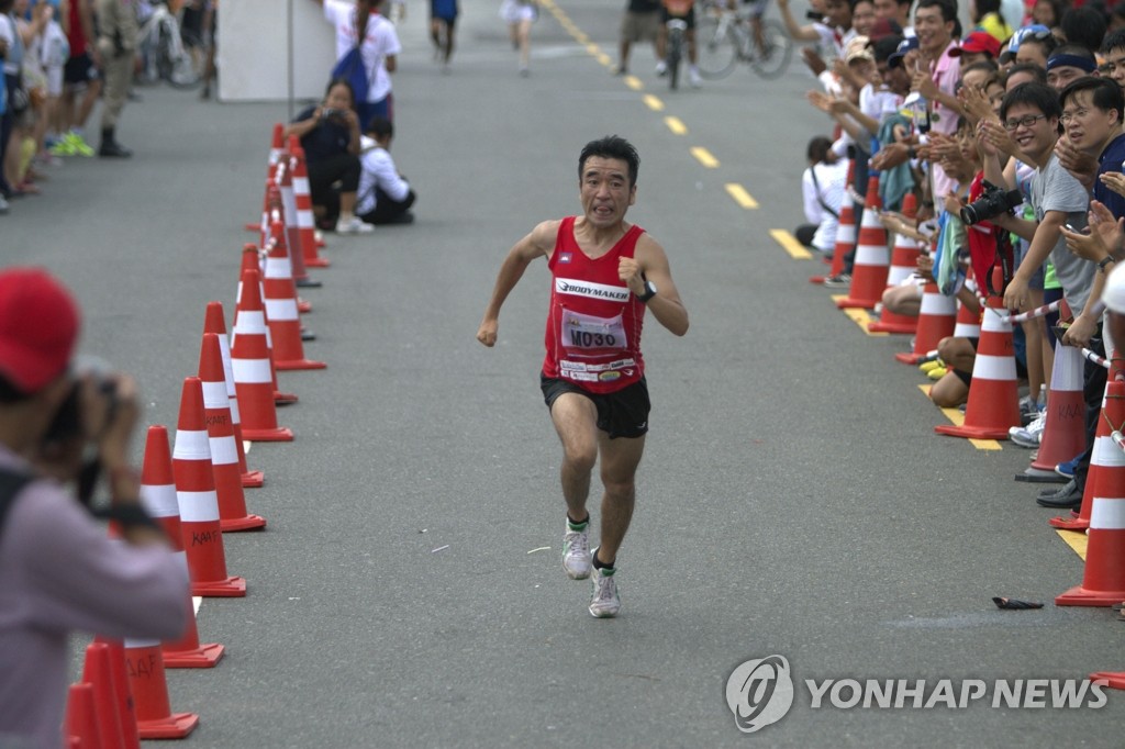 캄보디아 대표로 마라톤에 출전하는 일본 코미디언 다키자키 구니아키(AP=연합뉴스, 자료사진)