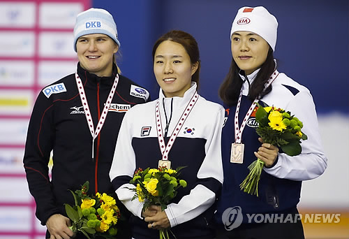 금메달 목에 건 이상화(가운데) (AP=연합뉴스)