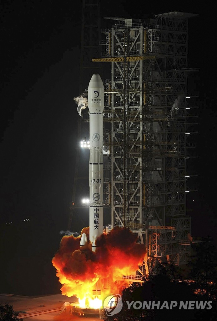 중국의달 탐사위성 창어 3호를 실은 창정 3B 로켓이 지난 2일(현지시간) 쓰촨성 시창 위성발사센터에서 발사되고 있다. (AP=연합뉴스DB) 