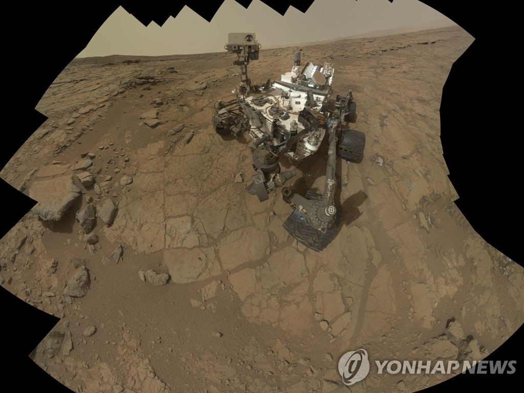 미항공우주국(NASA) 화성탐사로봇 큐리오시티가 화성에서 제 모습을 촬영한 사진 (AP=연합뉴스 자료사진)