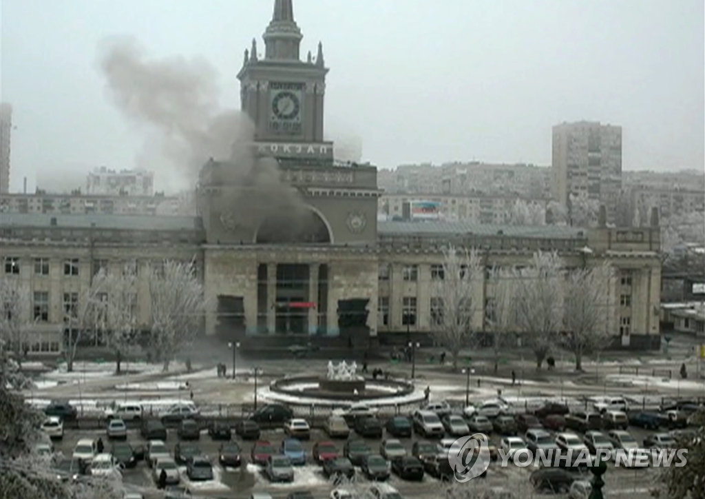 러시아 남부 도시 볼고그라드의 철도 역사에서 29일(현지시간) 자폭 테러범의 소행으로 추정되는 폭발 사고가 발생해 최소 16명이 사망했다고 현지 수사 당국이 밝혔다. (AP=연합뉴스)
