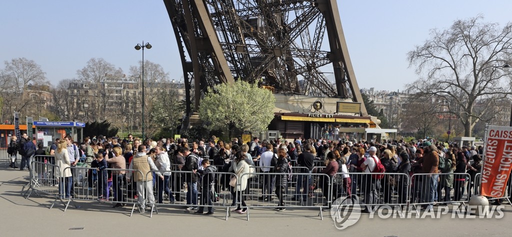파리 에펠탑 찾은 관광객(AP=연합뉴스DB)
