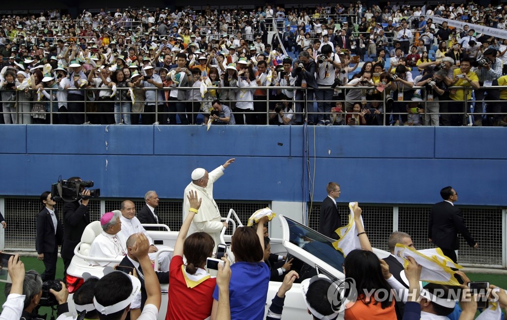15일 대전월드컵경기장에서 열리는 성모승천대축일 미사를 주례하기 위해 프란치스코 교황이 카퍼레이드를 하며 입장하고 있다. (AP=연합뉴스)