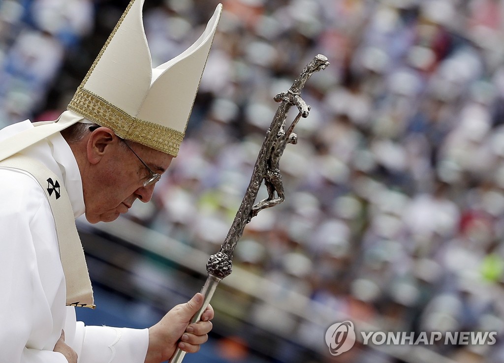15일 대전월드컵경기장에서 성모승천대축일 미사를 집전한 프란치스코 교황. (AP=연합뉴스)