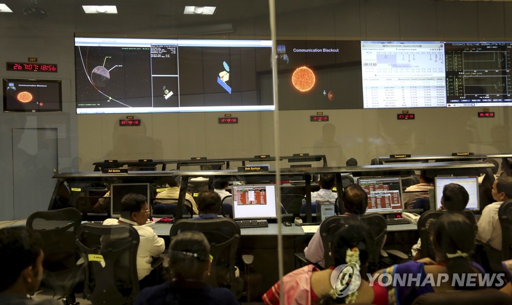 24일 인도 방갈로르 인도우주개발기구(ISRO)에서 과학자들이 화성탐사선 망갈리안의 위치와 상태를 보여주는 화면을 보고 있다.(AP=연합뉴스)