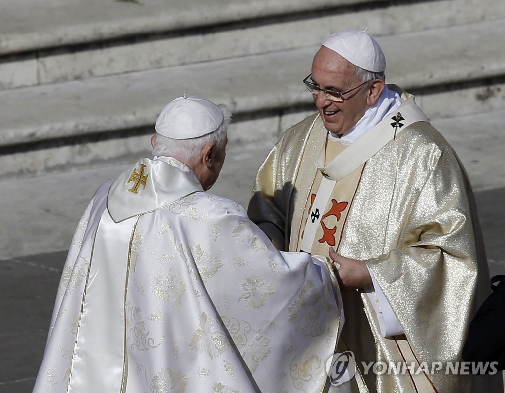프란치스코 교황이 19일(현지시간) 교황 바오로 6세 시복식에 참석하기 위해 바티칸 성베드로 광장에 도착한 베네딕토 16세(왼쪽) 전임 교황을 맞이하고 있다. (AP=연합뉴스)