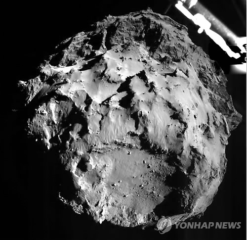 혜성 착륙에 성공한 탐사로봇 필레가 촬영한 혜성 사진 (AP Photo/ESA=연합뉴스)