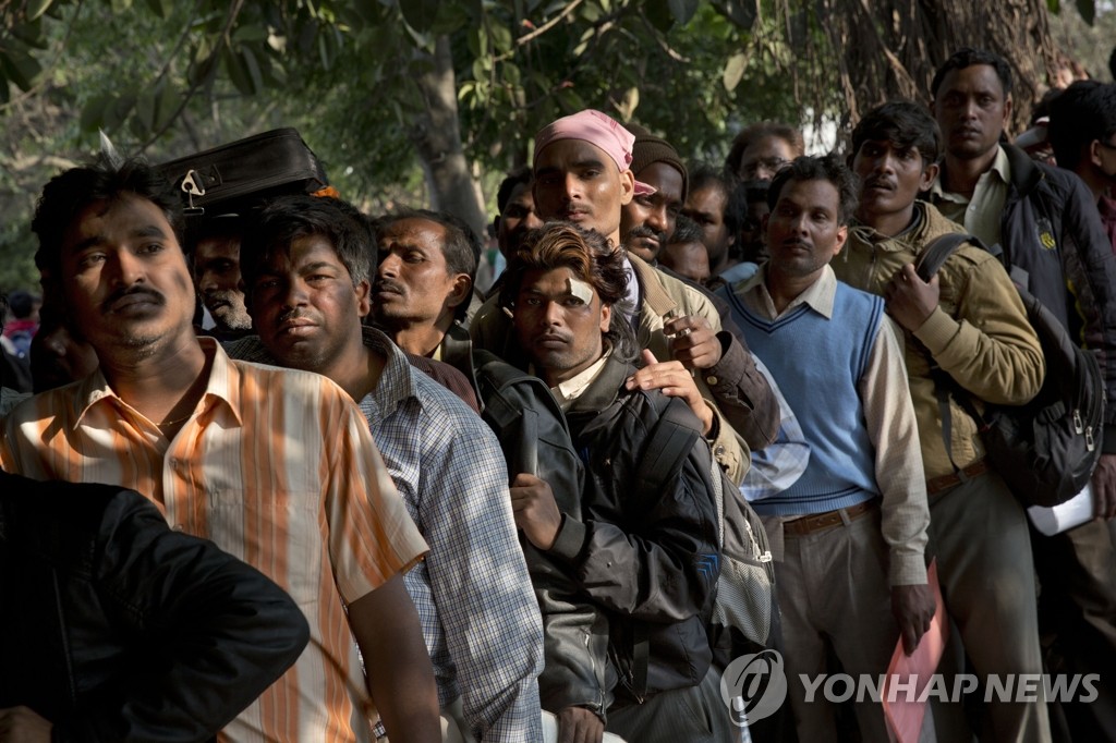 네팔 대지진에 떠나는 외국인들(AP=연합뉴스)