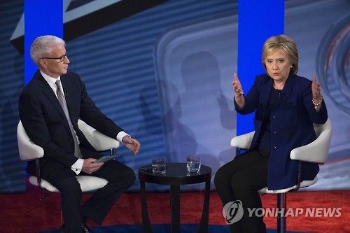 지난 2월 美뉴햄프셔 타운홀미팅장의 힐러리 클린턴(오른쪽)과 CNN방송의 앤더슨 쿠
