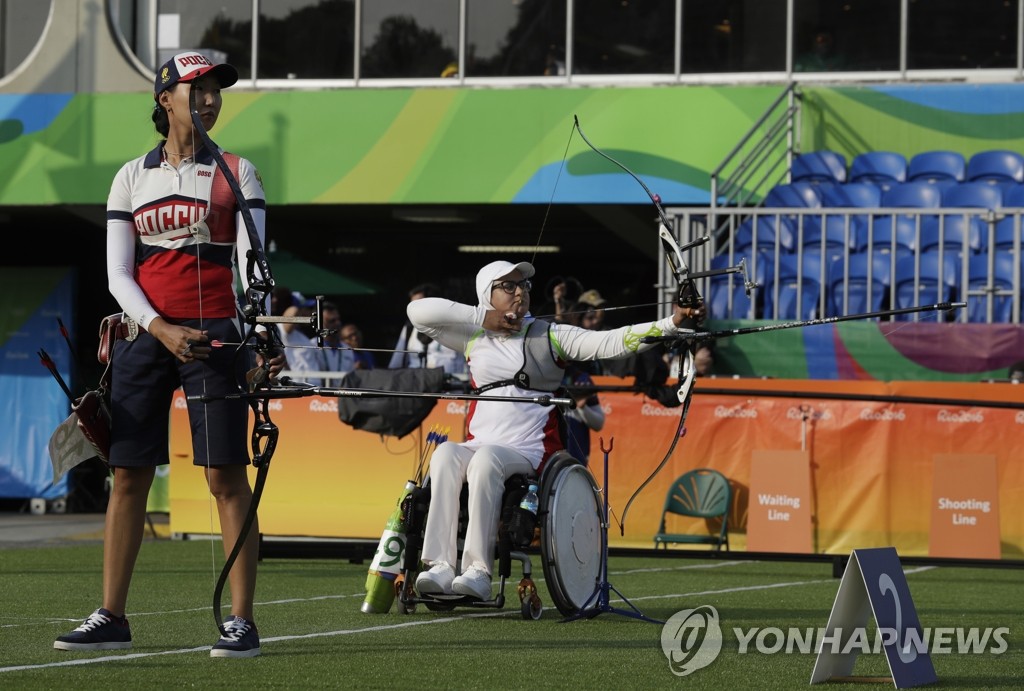 휠체어에 앉은 채 활을 쏘는 네마티(AP=연합뉴스)