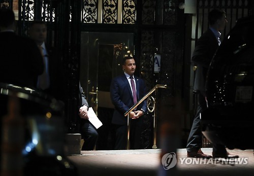 트럼프가 저녁식사 하고 있는 뉴욕의 식당 앞
