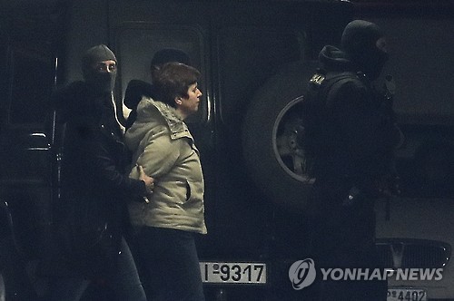 경찰에 체포되는 그리스 여성 테러리스트