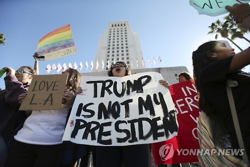 지난해 11월 14일 미국 로스앤젤레스 도심에서 열린 트럼프 대통령 반대 시위에 참여한 고등학생들[AP=연합뉴스]