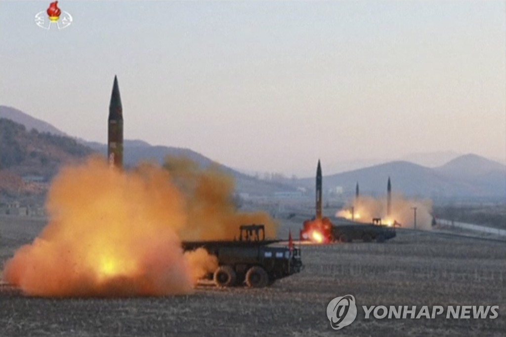 북한, 탄도미사일 발사훈련 사진 공개