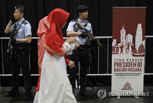 조코 위도도 인도네시아 대통령 참석 행사장 경비하는 홍콩 경찰