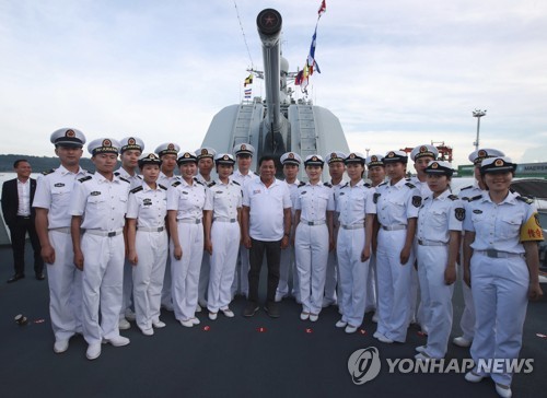 중국 해군 구축함 창춘함에 승선한 로드리고 두테르테 필리핀 대통령(가운데)
