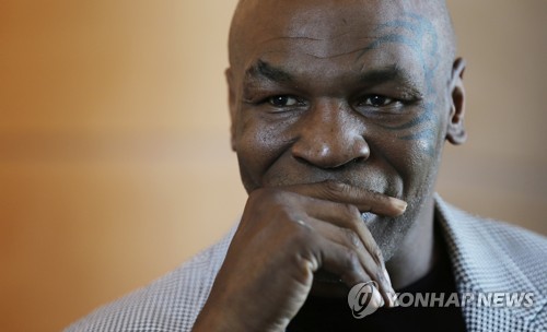 두바이에서 인터뷰 중인 마이크 타이슨 (AP=연합뉴스)