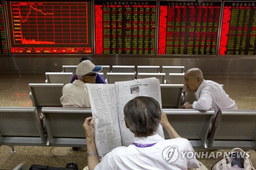 21일 베이징의 한 증권사(AP=연합뉴스)