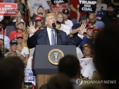 美 웨스트버지니아 집회서 연설하는 트럼프 대통령