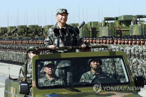 건군 90주년 열병식에서 전투복 입고 사열하는 시진핑 중국 국가주석