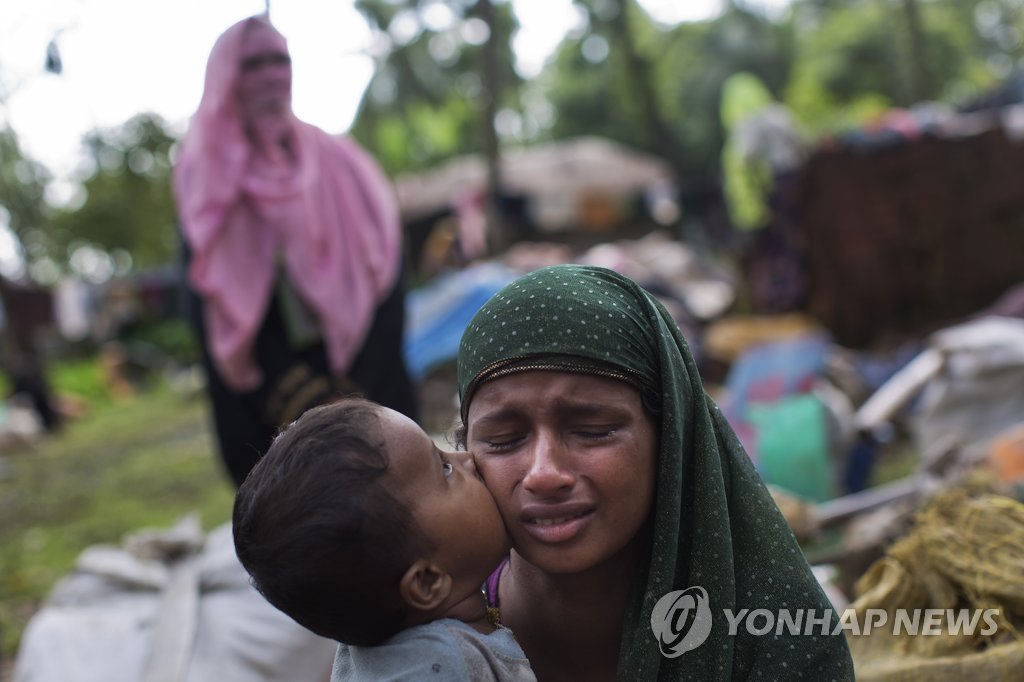 미얀마 국경을 넘어 도주한 로힝야족 모자