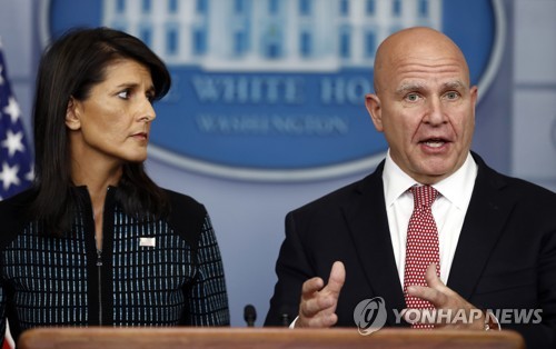 브리핑하는 니키 헤일리 유엔 주재 미 대사와 허버트 맥매스터 백악관 NSC 보좌관