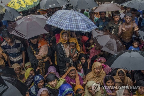 미얀마 탈출해 방글라데시의 난민캠프로 넘어온 로힝야족 난민들 [AP=연합뉴스]