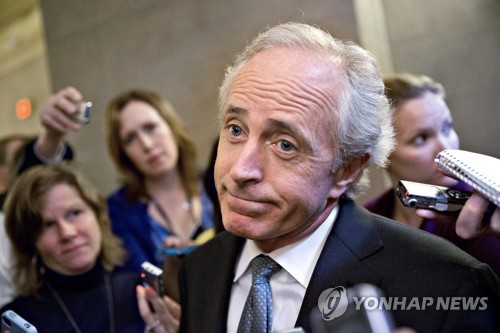 기자들과 만나 내년 중간선거 불출마를 선언한 밥 코커 상원 외교위원장