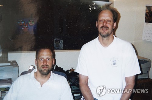 총기난사 범인 스티븐 패덕(오른쪽)과 그의 형제 에릭. 촬영날짜 미상