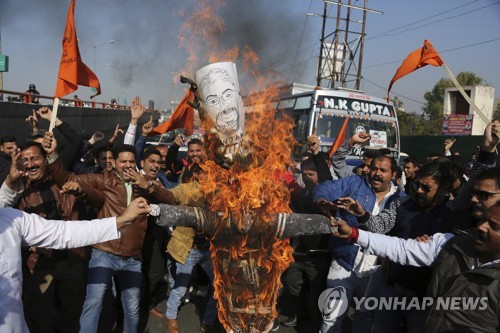 지난달 24일 인도 북부 잠무에서 영화 파드마바티에 반대하는 시위대가 영화 감독의 허수아비를 불태우고 있다.[AP=연합뉴스 자료사진]